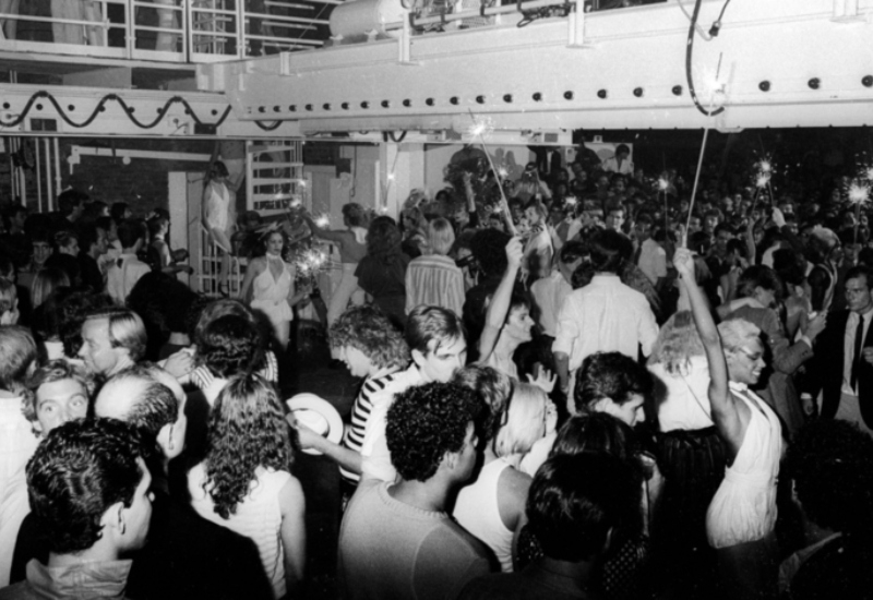 La Nuit D'Ouverture du Club A Vite Tourné au Chaos | Alamy Stock Photo by John Barrett/PHOTOlink