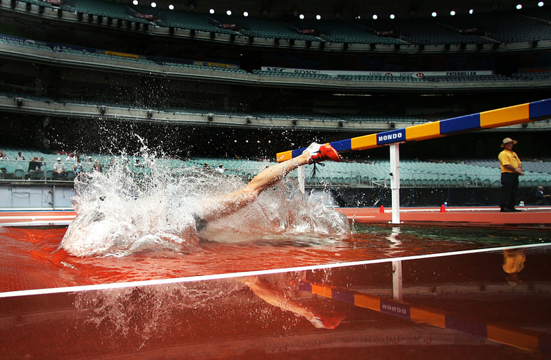 Vous êtes censé sauter par-dessus, pas nager par en-dessous ! | Getty Images Photo by The AGE/Fairfax Media