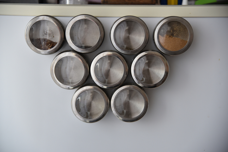 Bocaux magnétiques à coller sur votre réfrigérateur | Shutterstock Photo by Irm Sad