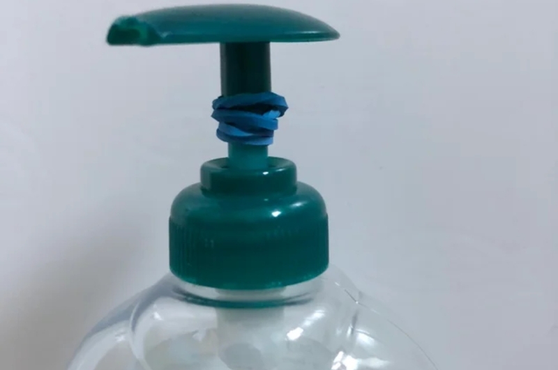 Enveloppez un élastique autour d’un distributeur de savon | Reddit.com/Frugal
