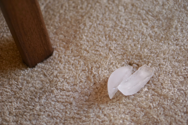 Vous avez des bosses sur le tapis ? Enlevez-les avec des glaçons ! | Shutterstock Photo by Sasima