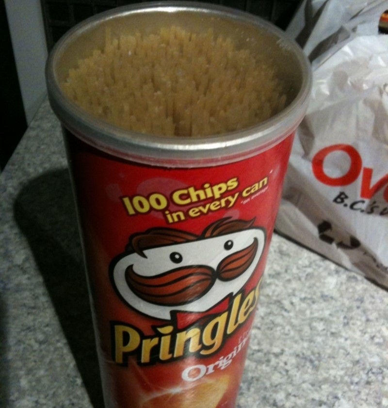 Utilisez une boîte de Pringles pour ranger les spaghettis | Imgur.com/bNt9j