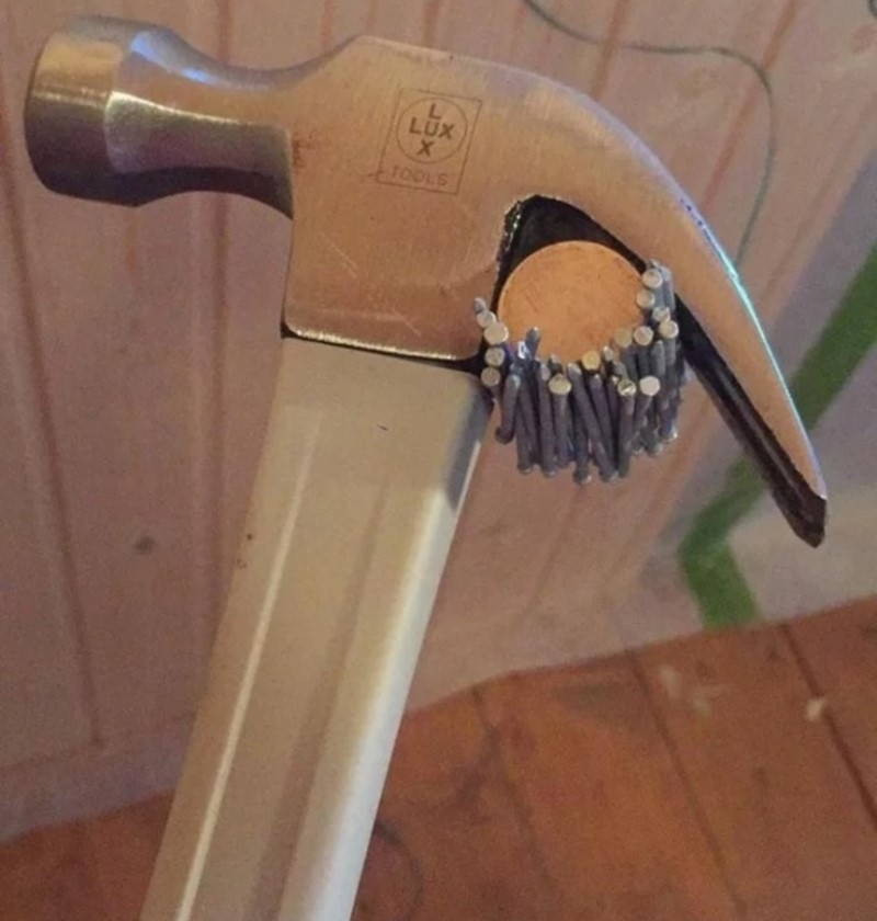 Une solution magnétique : votre marteau et vos clous seront inséparables | Reddit.com/Ruki_iz_zho
