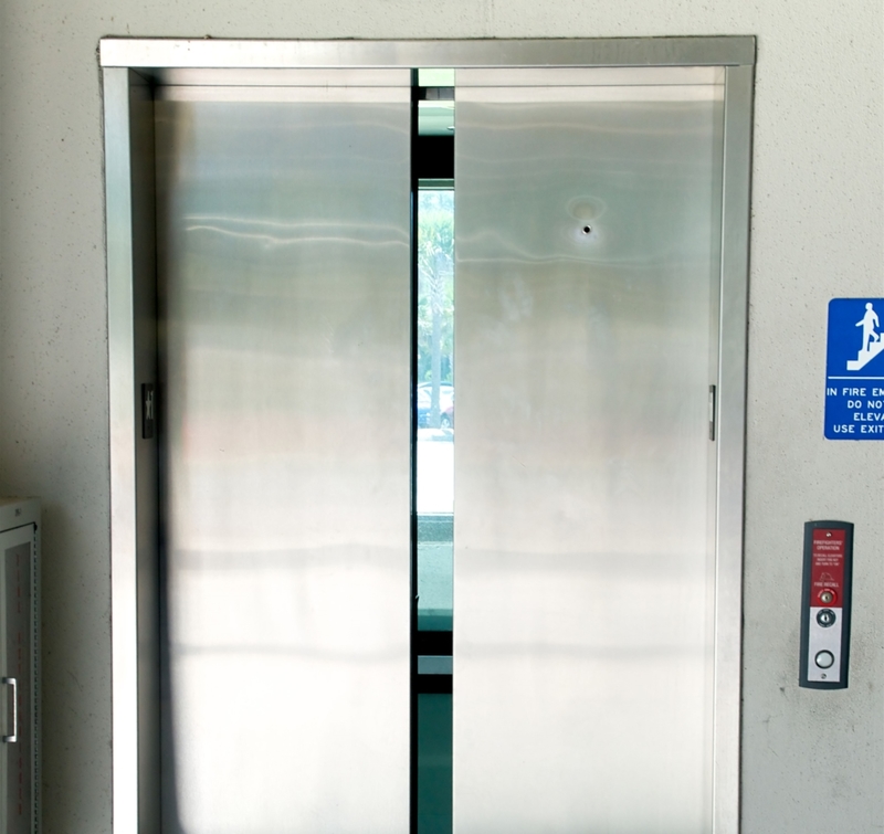 Le petit trou sur la porte de l'ascenseur | Alamy Stock Photo