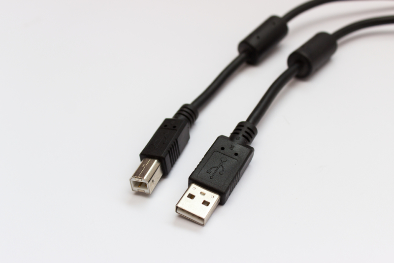 Les cylindres à la fin des câbles USB | Shutterstock