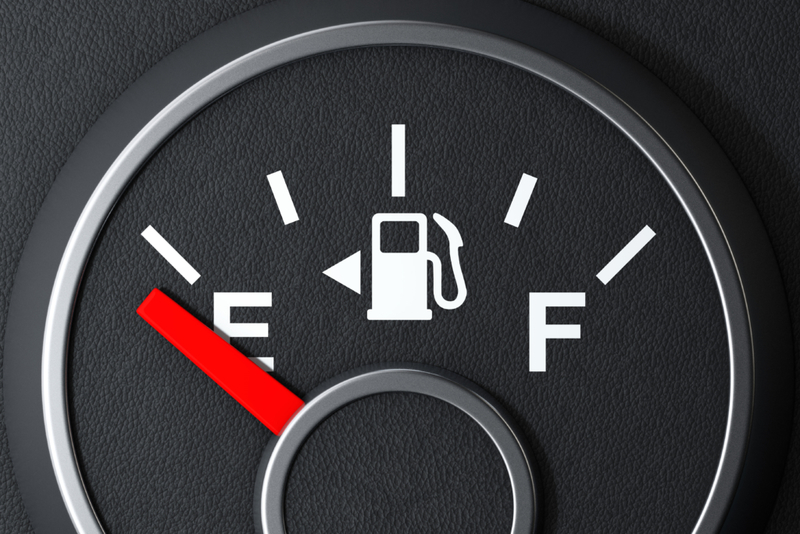 La flèche sur la jauge d'essence | Shutterstock