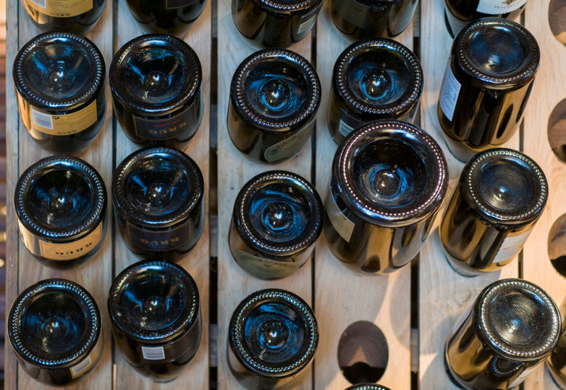 Le creux sous les bouteilles de vin | Alamy Stock Photo