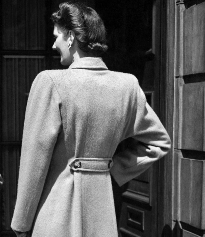La demi-ceinture sur les manteaux | Alamy Stock Photo