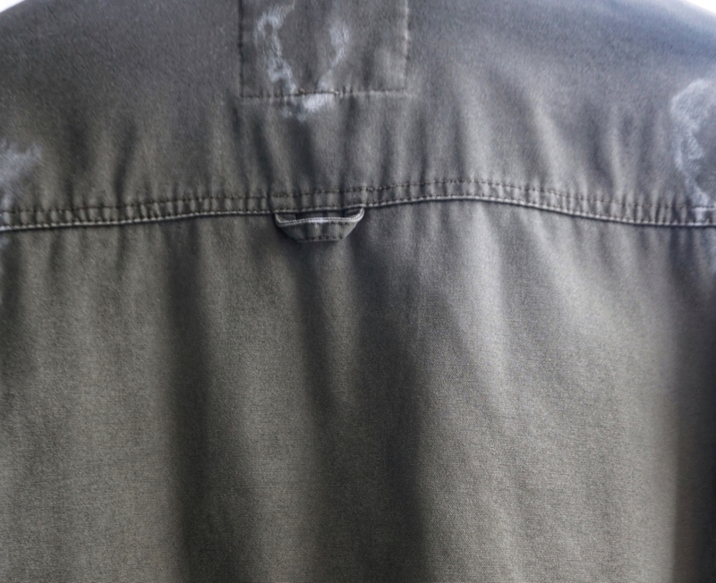 La boucle à l'arrière des chemises | Shutterstock