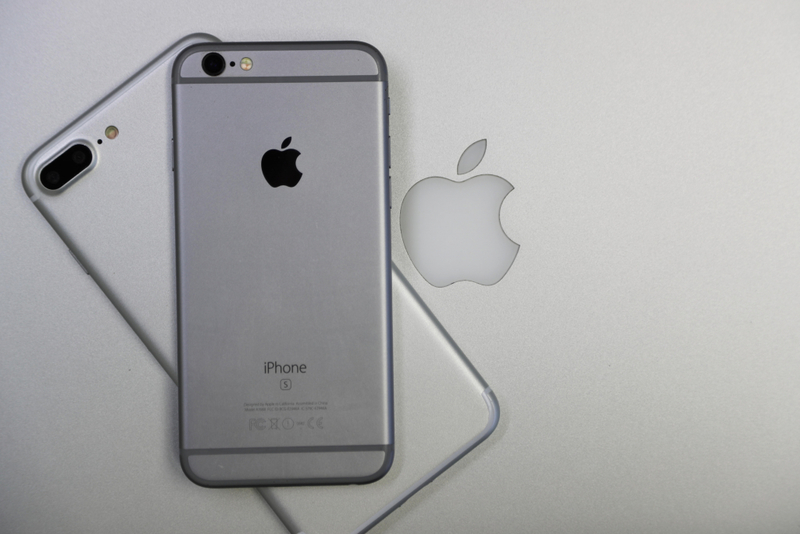 Le trou à côté de la caméra des iPhones | Alamy Stock Photo