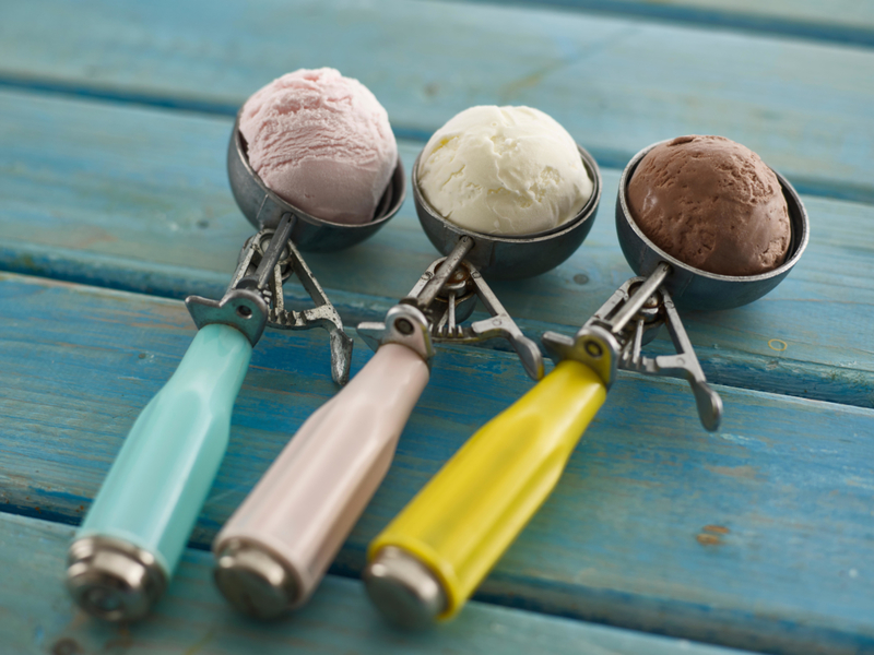 Les manches colorés des cuillères à glace | Alamy Stock Photo