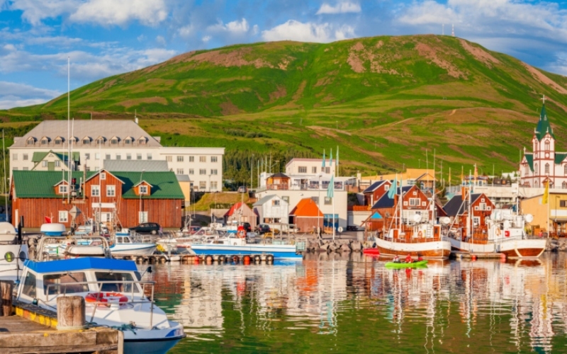 Une petite ville appelée Húsavík | Alamy Stock Photo by SW Travel Imagery