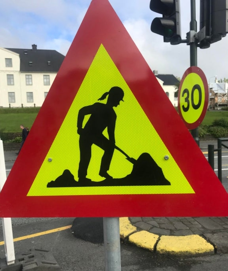 Il y a des femmes islandaises sur les panneaux de chantier | Reddit.com/ithinkik_ern