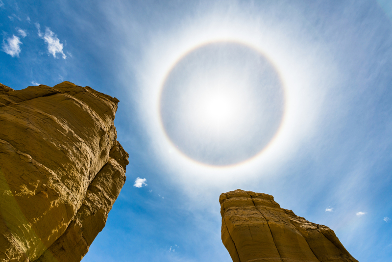A Ring Around the Moon or Sun Can Determine Tomorrow's Weather | Getty Images Photo by Cheunghyo