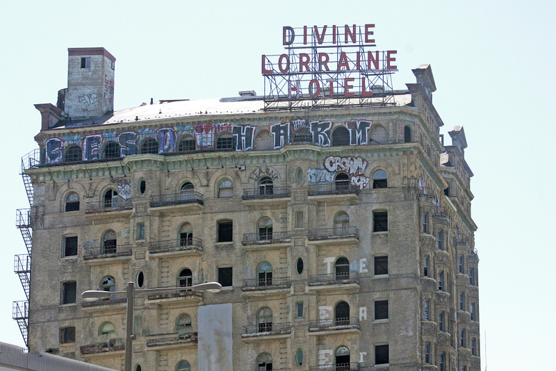 Divine Lorraine Hotel, Philadelphia | Alamy Stock Photo by Emanuel Tanjala