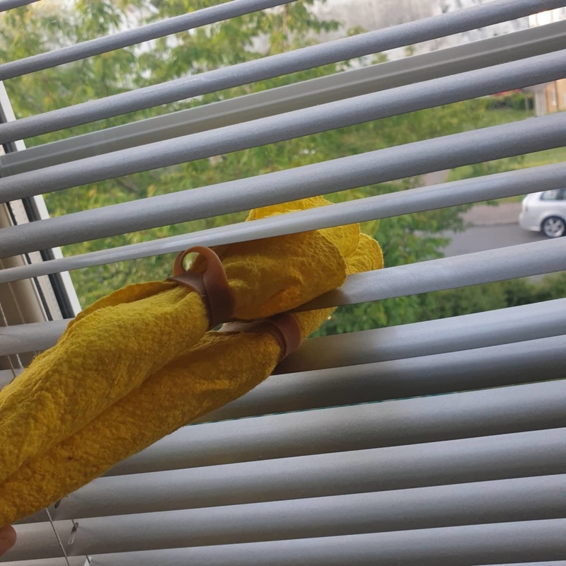 Tongs Can Help Clean Your Blinds | Instagram/@mrshinchcleaning