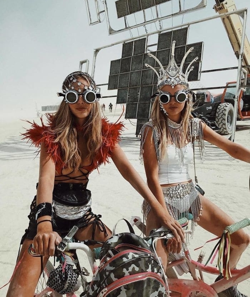 Burning Man Fashion | Instagram/@rosacrespo