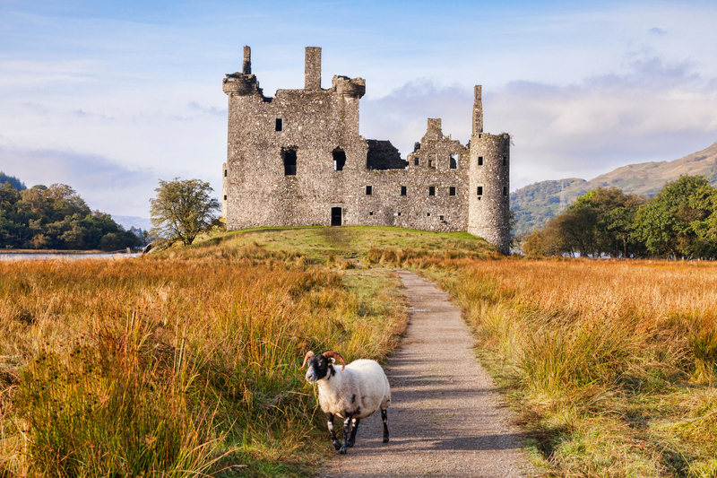The Kilchurn Castle in Scotland | Alamy Stock Photo by travellinglight