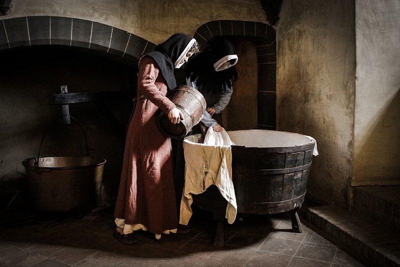 Taking a Bath in the Middle Ages | Getty Images Photo by DeAgostini