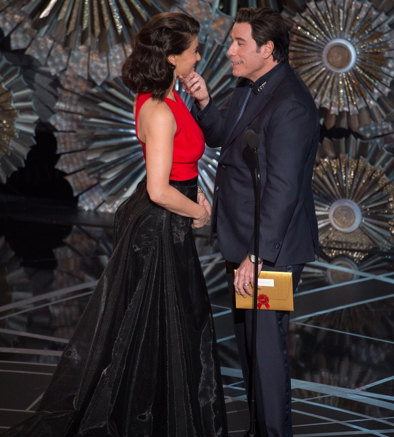 John Travolta Intrudes on Idina Menzel's Personal Space | Alamy Stock Photo by PictureLux / The Hollywood Archive 