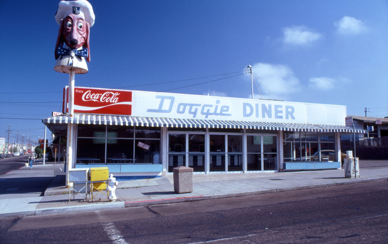 Doggie Diner | Alamy Stock Photo by John Cameron 