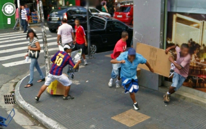 Run, Kids, Run! | Imgur.com/RimcJpW via Google Street View