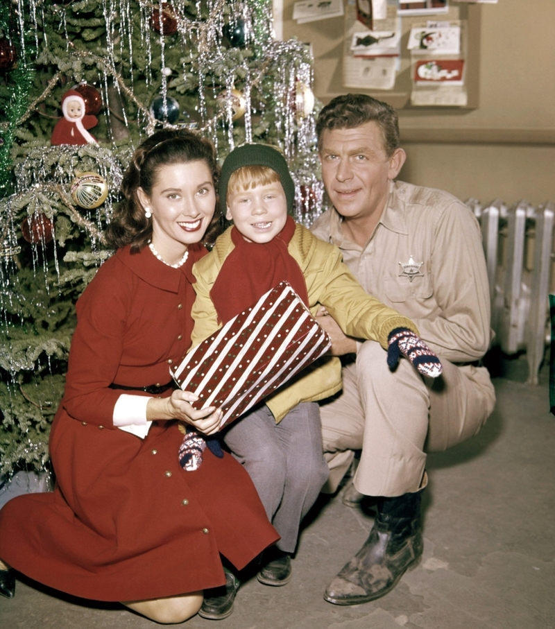 Elinor Donahue, Ron Howard and Andy Griffith, Posing for a Holiday Publicity Photo for “The Andy Griffith Show”, 1960 | Alamy Stock Photo