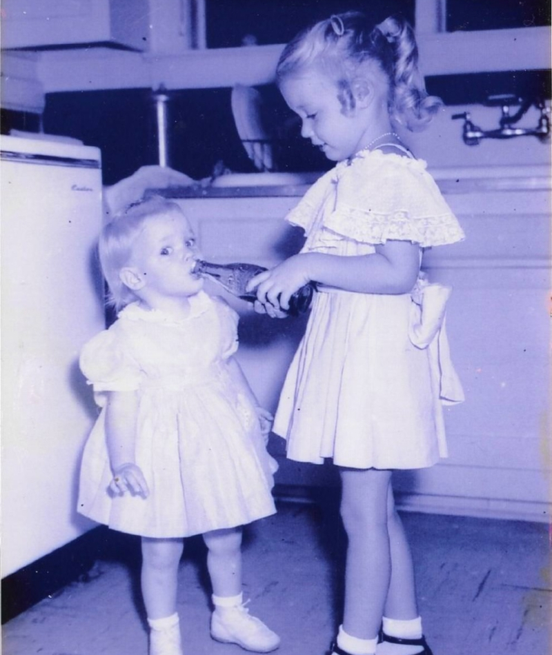Siblings Share a Coke, 1956 | Imgur.com/QpX5JUx