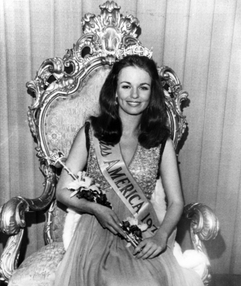 There She is… ‘Miss America’ Phyllis George of Denton, Texas Receiving Her Crown From Her Predecessor, Miss America 1970 - 1971 | Alamy Stock Photo