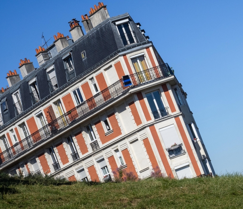 The Sinking House on Montmartre Hill | Alamy Stock Photo