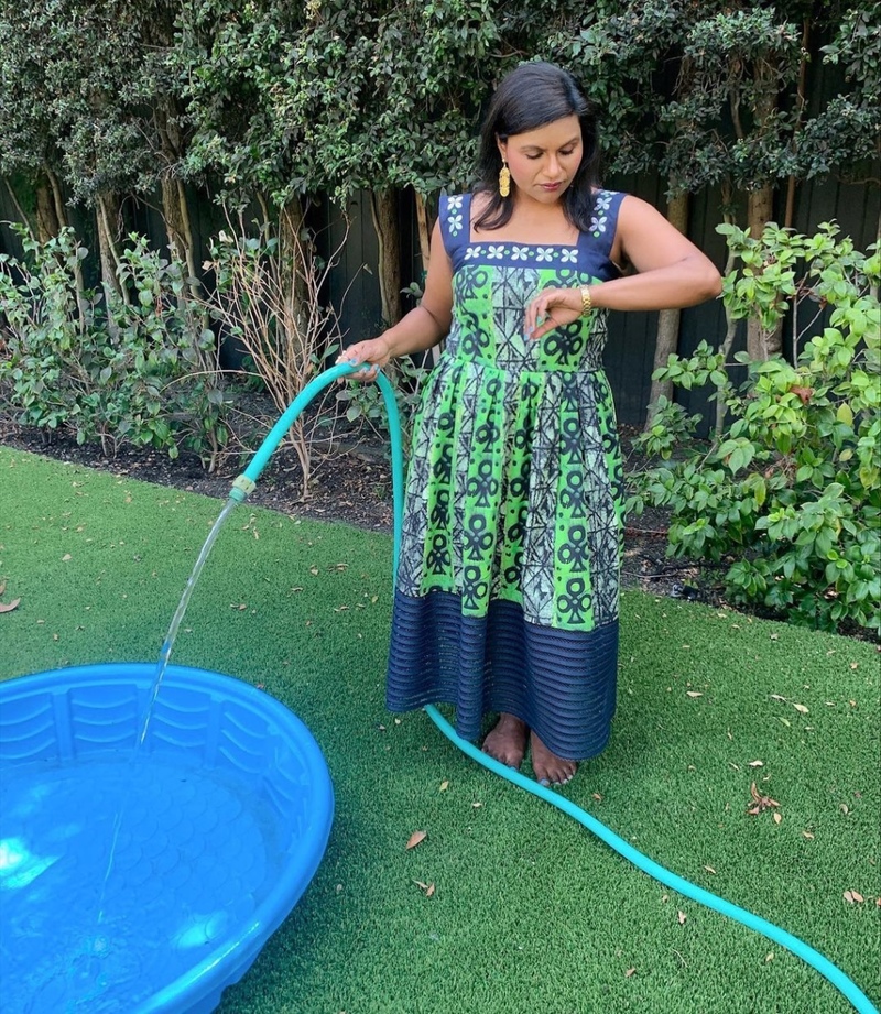 Mindy Kaling’s Pool Parenting | Instagram/@mindykaling