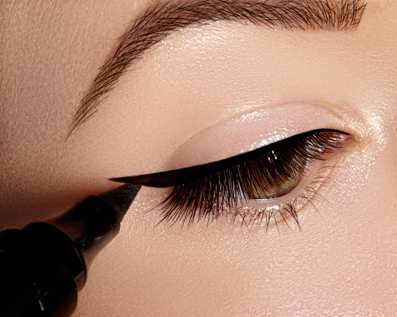 Do Follow These Steps for Creating Cat-Eye Look Freehand | Shutterstock