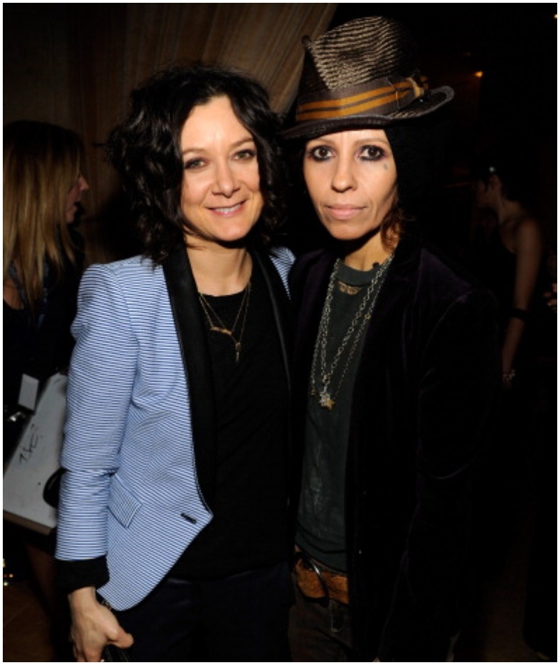 Sara Gilbert and Linda Perry | Getty Images Photo by Kevin Mazur/WireImage
