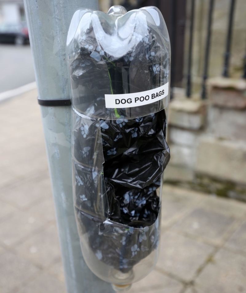 Make a Plastic Bag Dispenser | Alamy Stock Photo by Alister Firth