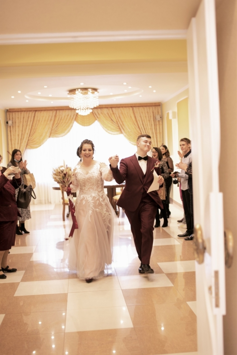 A Special Dance While Going Down the Aisle | AdobeStock Photo By Heppik
