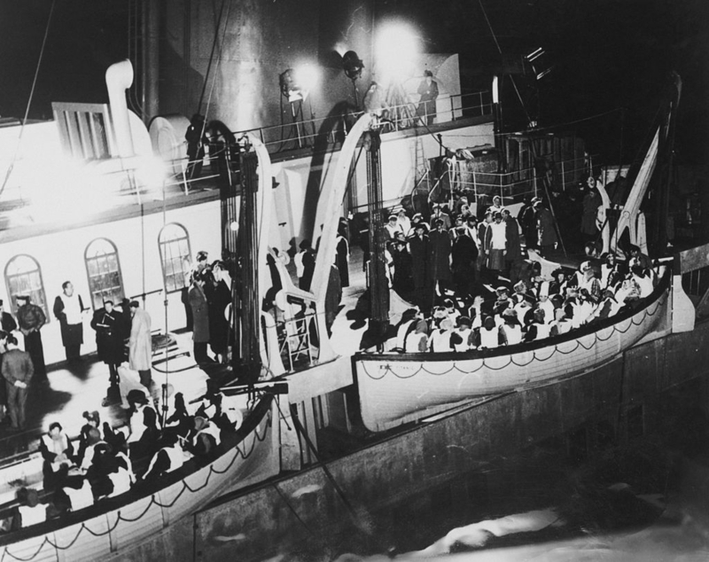 Hombres se disfrazaron de mujeres para subir a un bote salvavidas | Getty Images Photo by John Pratt/Keystone Features/Hulton Archive