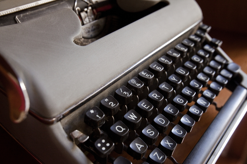 Escribir todo en una máquina de escribir | Shutterstock Photo by giulio napolitano