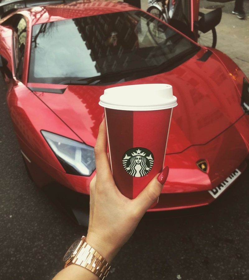 El cliché del coche y el café | Instagram/@dradionova