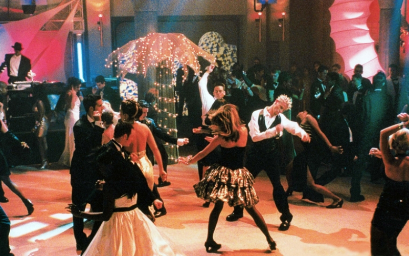 A Fully Choreographed Prom in “She’s All That” | Alamy Stock Photo by MIRAMAX FILMS/RGR Collection