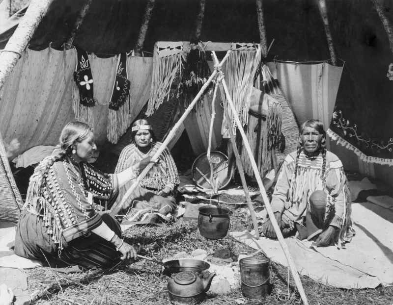 Blackfoot People in Tipi | Getty Images Photo by ullstein bild