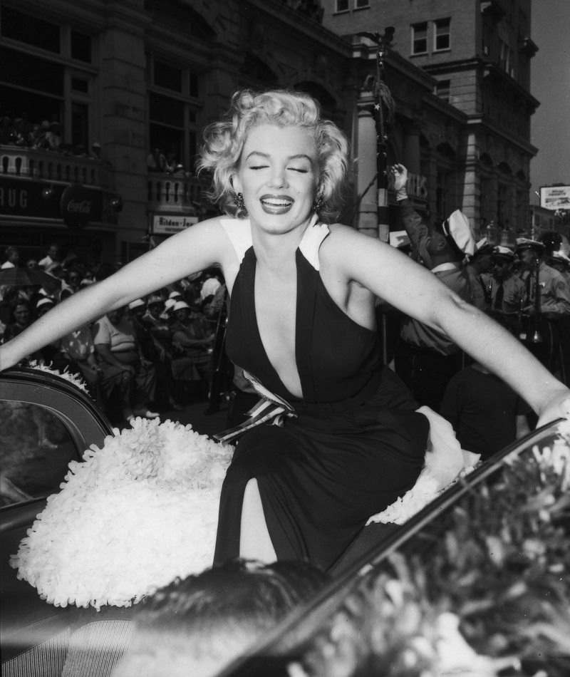 Marilyn winkt der bewundernden Menge zu | Getty Images Photo by Michael Ochs Archives