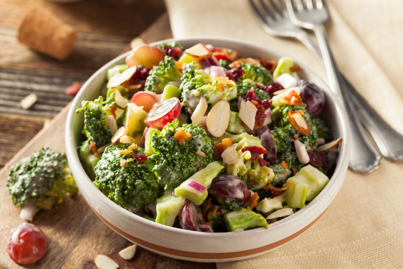 Salate mit Mayonnaise und Obst | Shutterstock