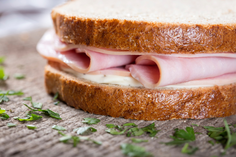 Sandwiches mit Frischkäse und Fleischwurst | Adobe Stock