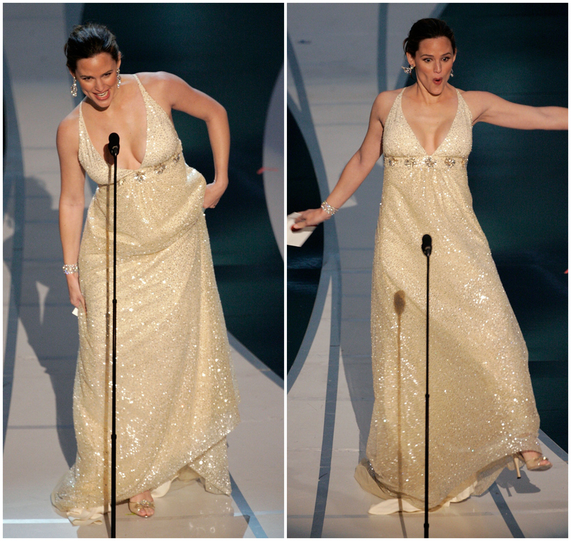 Jennifer Garner casi se resvala en el escenario | Getty Images Photo by Kevin Winter