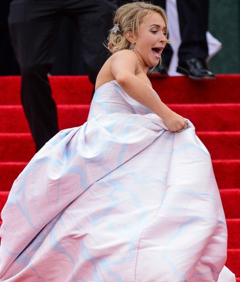 Hayden Panettiere se tropieza con su vestido | Getty Images Photo by Ray Tamarra/GC Images