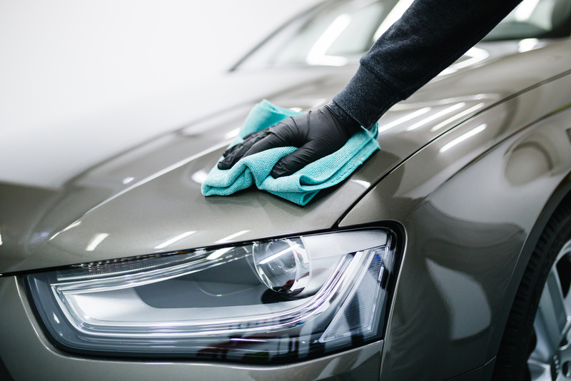 Usa una toalla para secar tu auto antes de llevarlo a lavar | Shutterstock Photo by hedgehog94