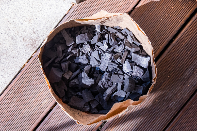 Usa el carbón vegetal para absorber los malos olores | Shutterstock Photo by Elena Loginova