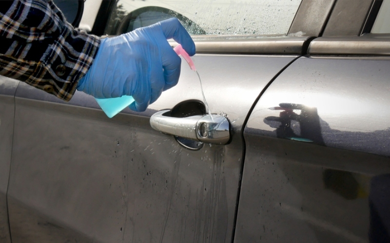 Descongela las manijas de tu automóvil con desinfectante de manos | Shutterstock Photo by sima