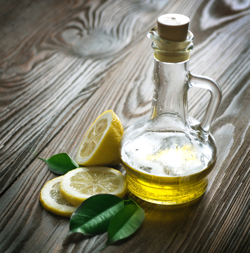 Protege las superficies de vinilo con jugo de limón y aceite de oliva | Shutterstock Photo by Subbotina Anna