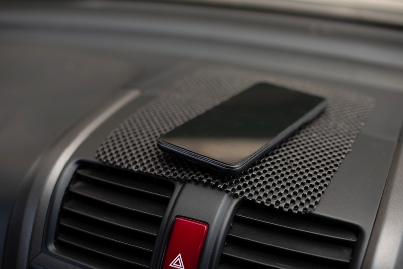Usa tapetes adhesivos para evitar que tus objetos personales rueden por todo el automóvil | Shutterstock Photo by tumsuk